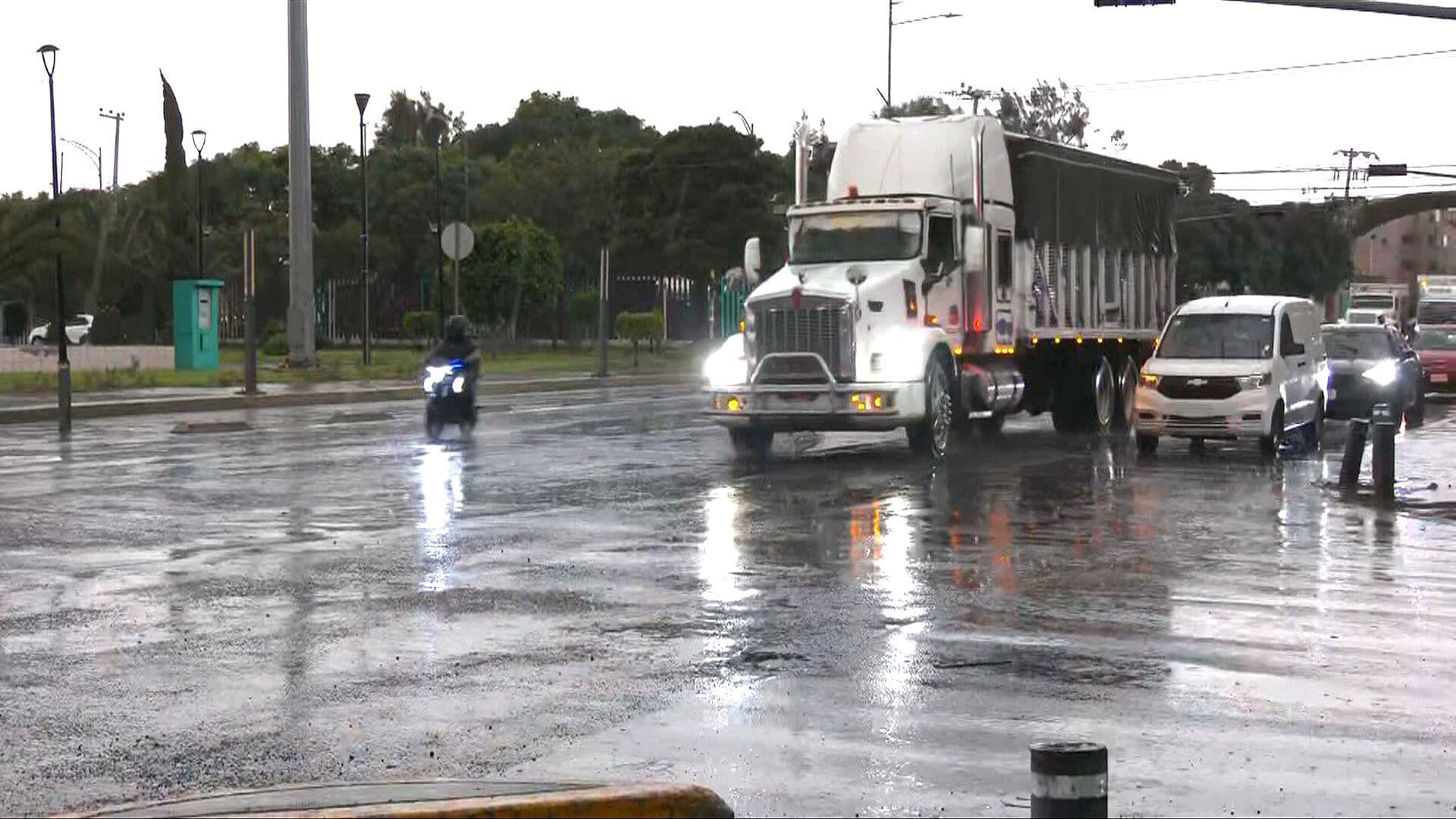 Fuertes Ráfagas y Lluvia Complican el Tránsito en Iztapalapa, en CDMX