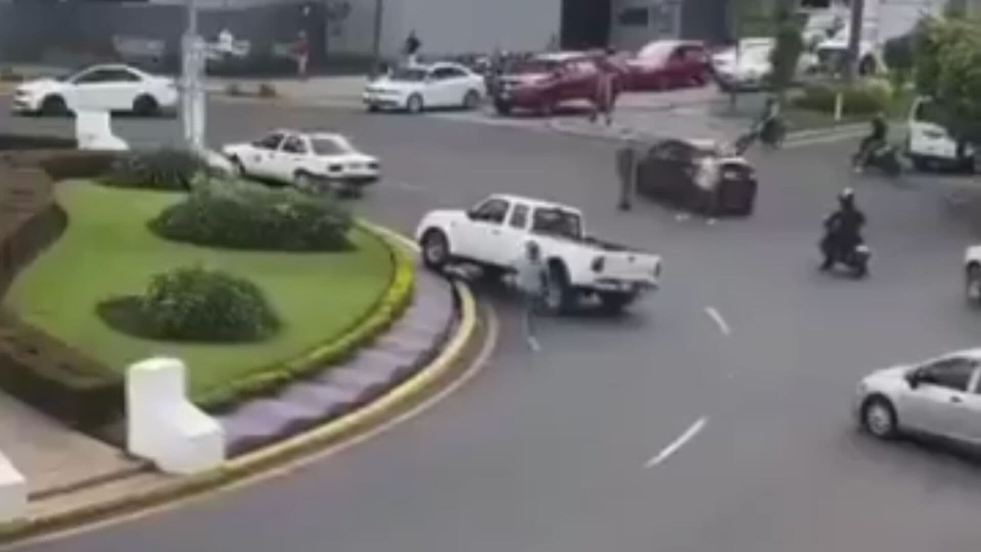Persecución Causa Pánico en Uruapan: Hombre con Pistola Corre entre Autos