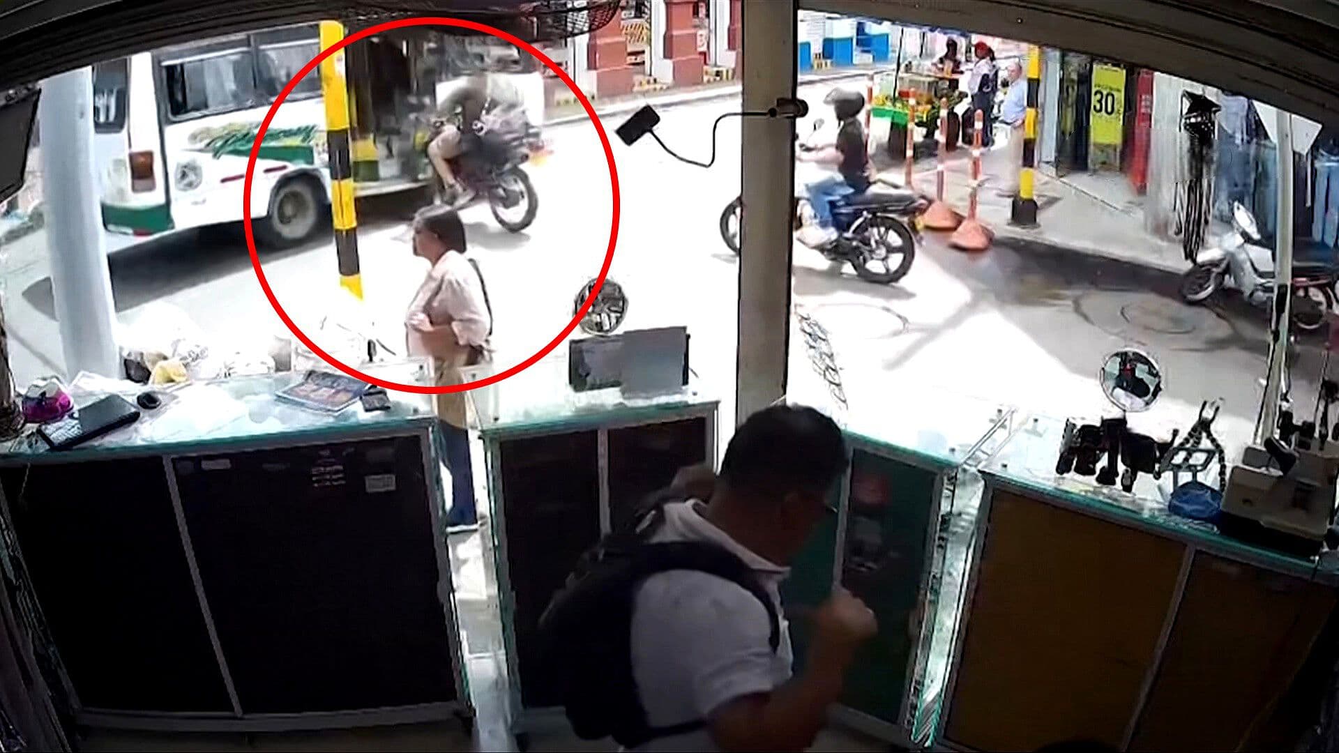 Video: Motociclista Ignora Semáforo, se Estrella y Sale Proyectado Adentro de Micro