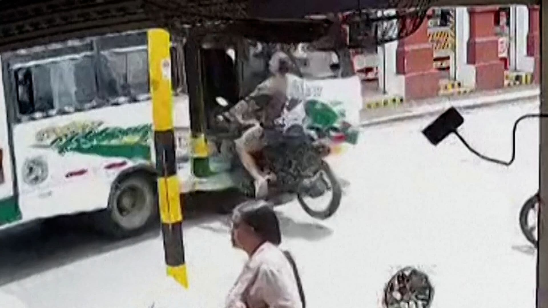 Conductor de Moto Choca y Acaba Dentro de Autobús