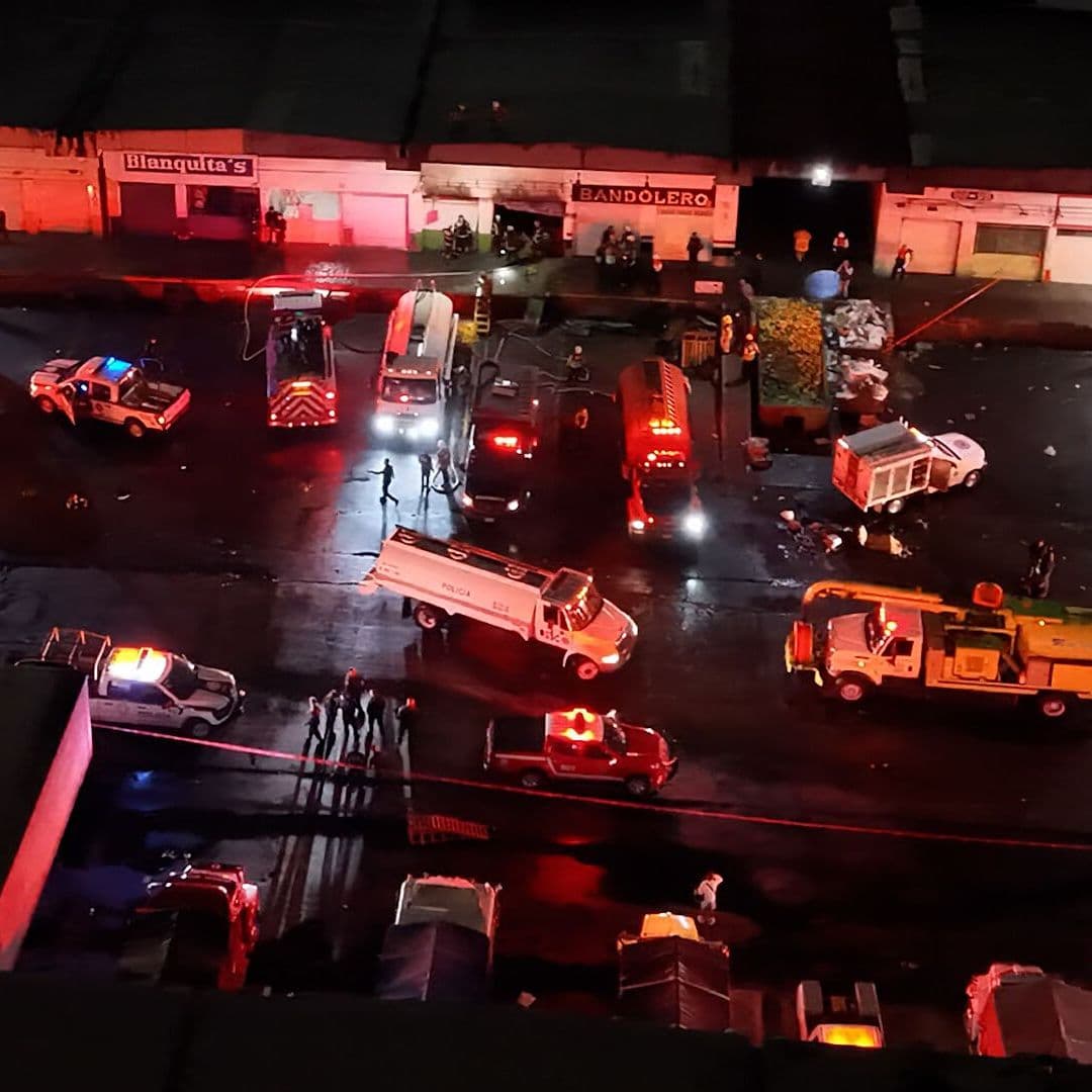 Bomberos Combaten Incendio en Central de Abasto