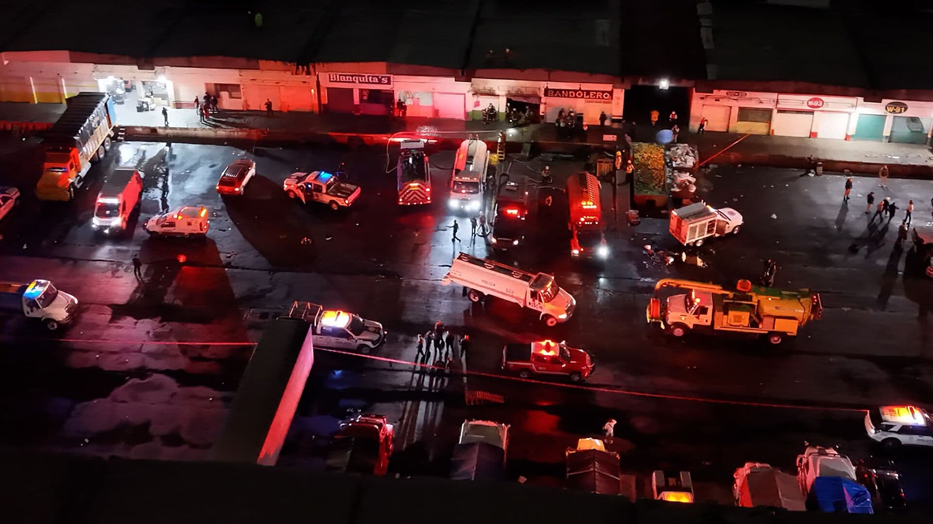 Bomberos Combaten Incendio en Central de Abasto