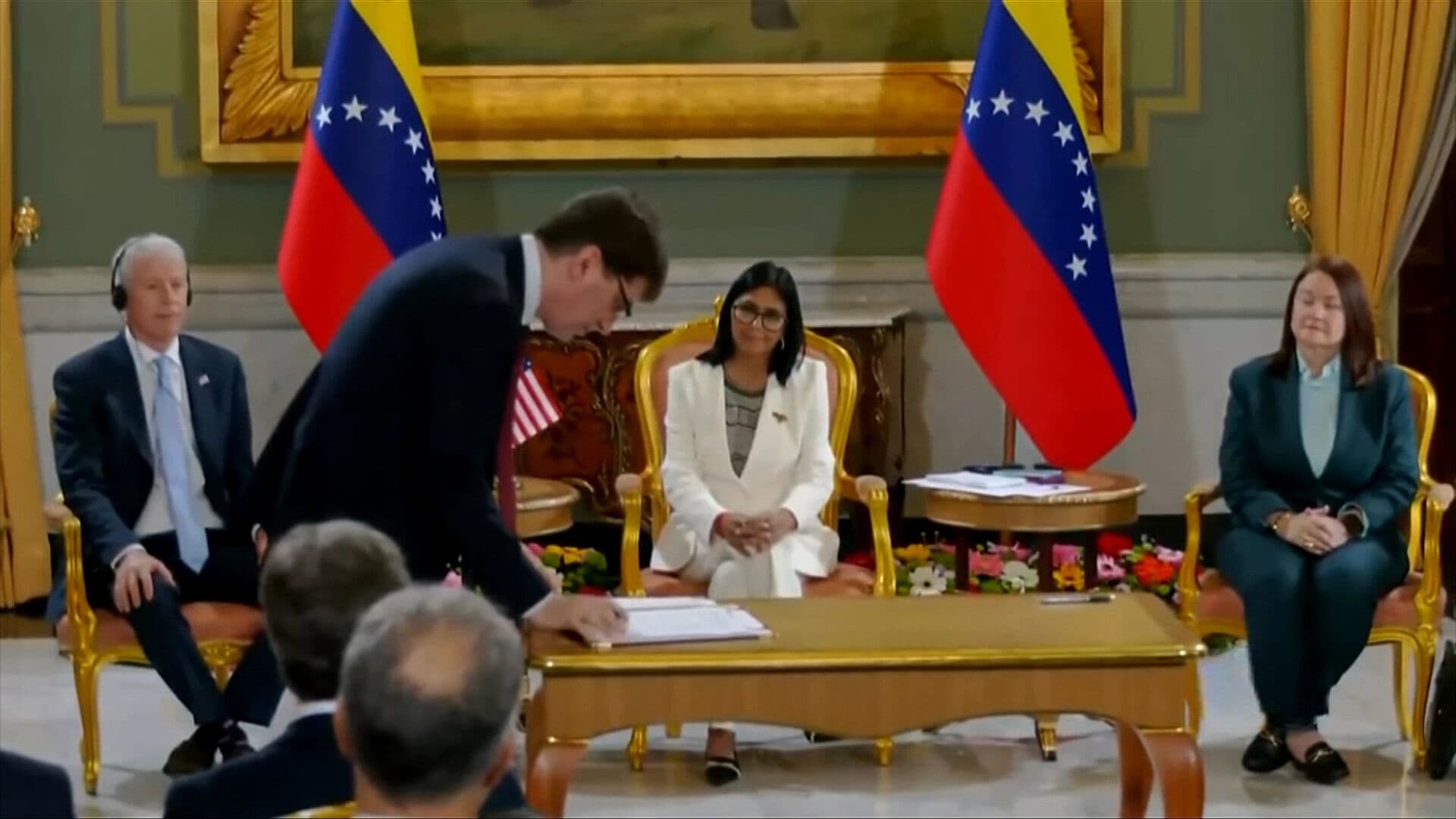 Delcy Rodríguez Encabeza Firma Acuerdos Petroleros con Compañías Chevron y Eni