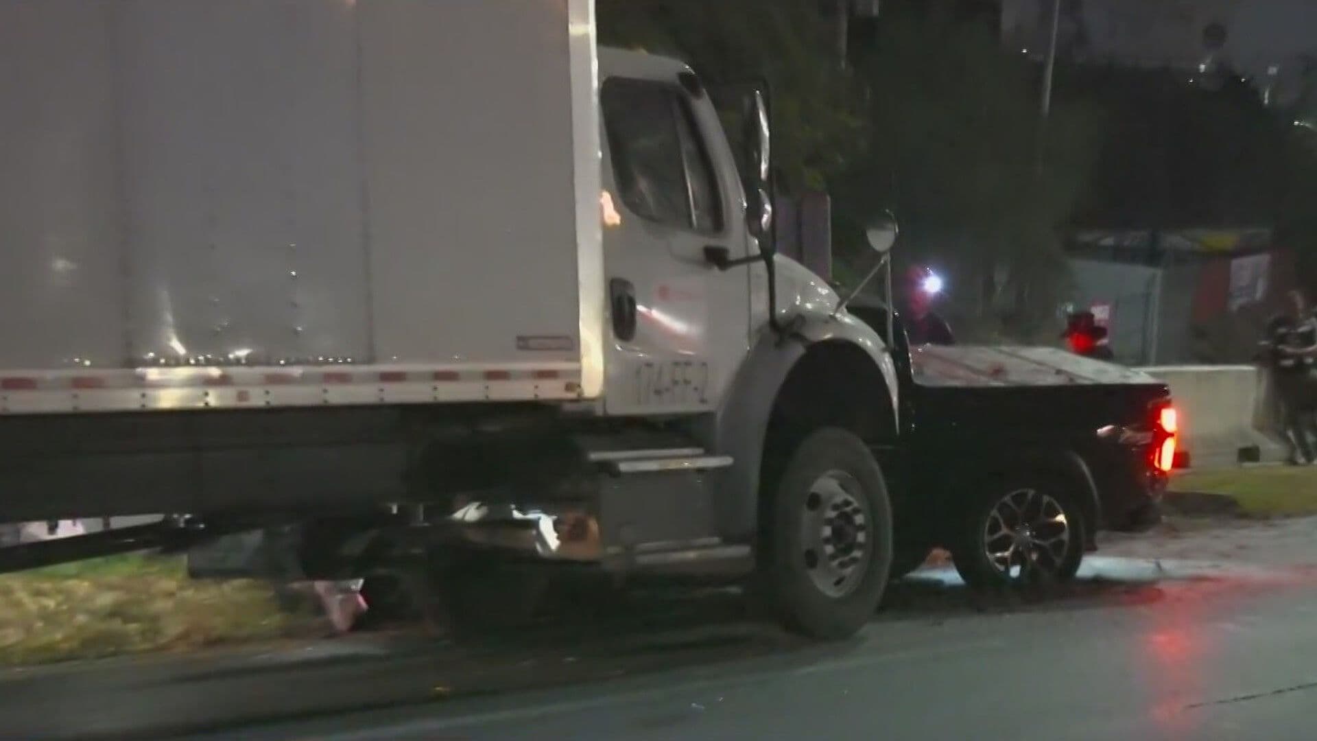 Invade Carril e Impacta Camión en Choque Frontal; Queda Herido en Monterrey
