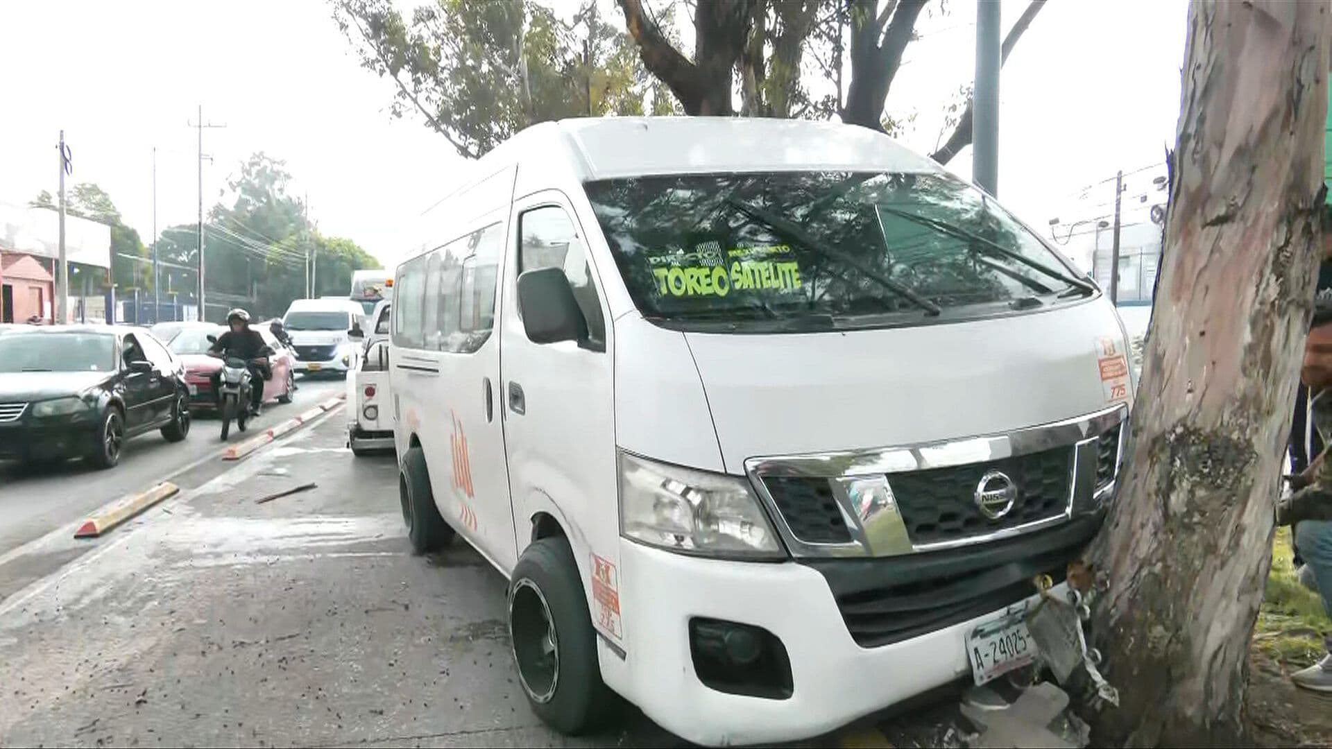 Combi Choca en la Avenida López Portillo, Tultitlán, Edomex