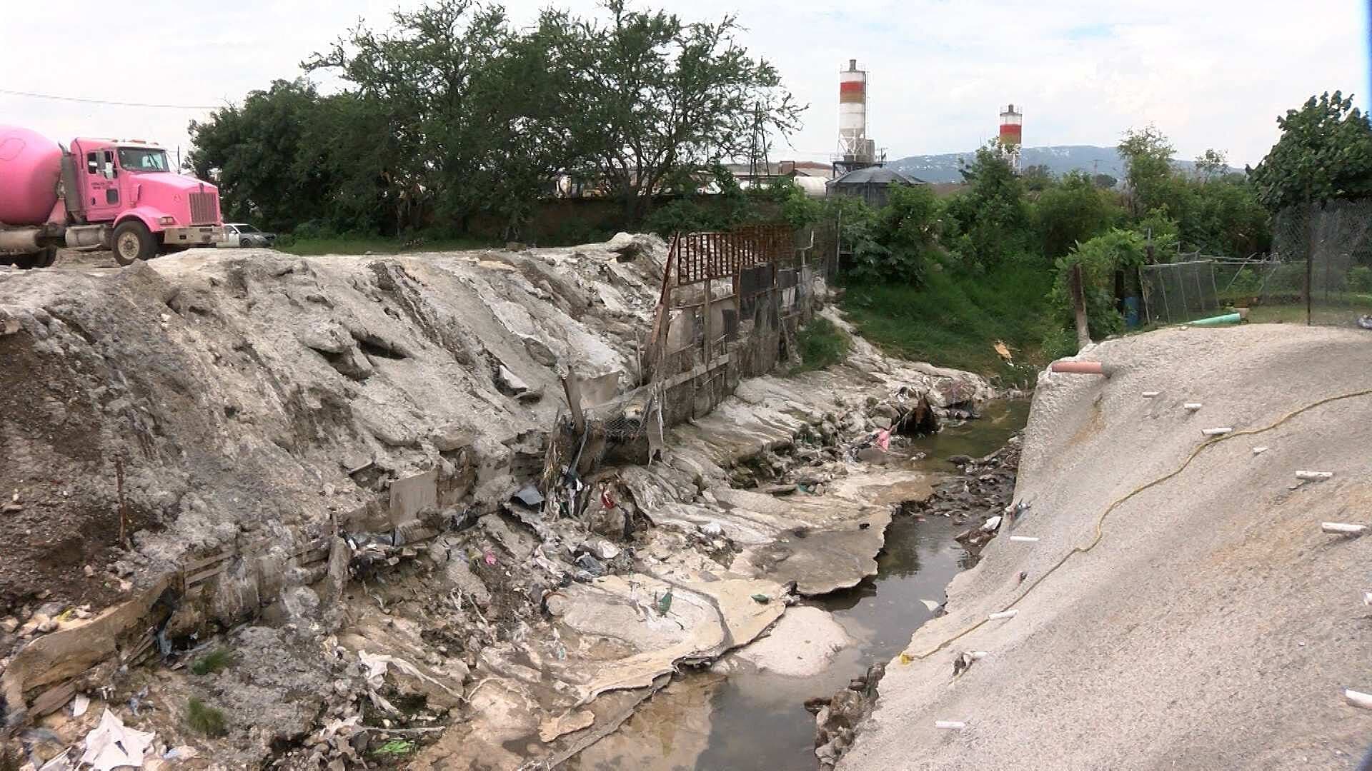 Arrojan Concreto al Arroyo Seco en Tlaquepaque Pese a Prohibición Federal