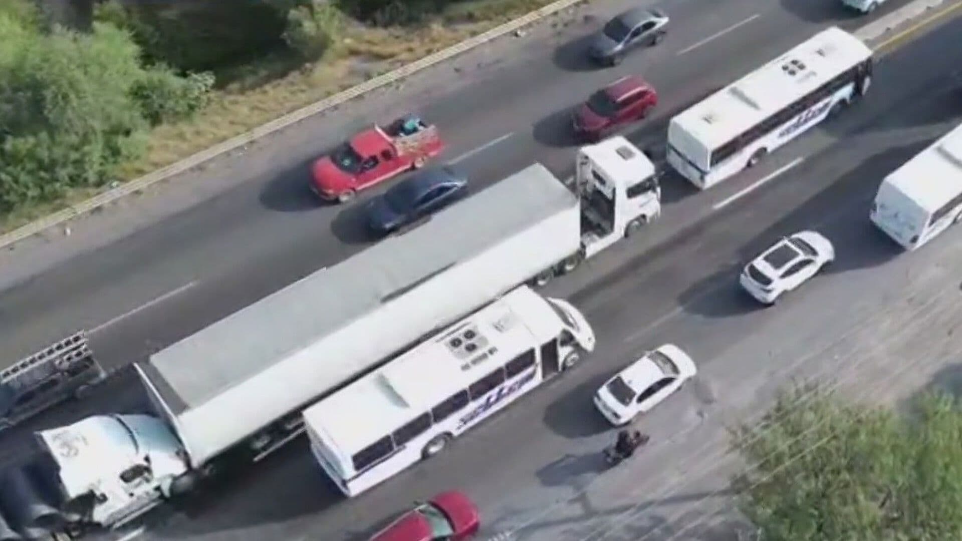 Cierran Carril por Choque Múltiple en Libramiento Noroeste en García, NL