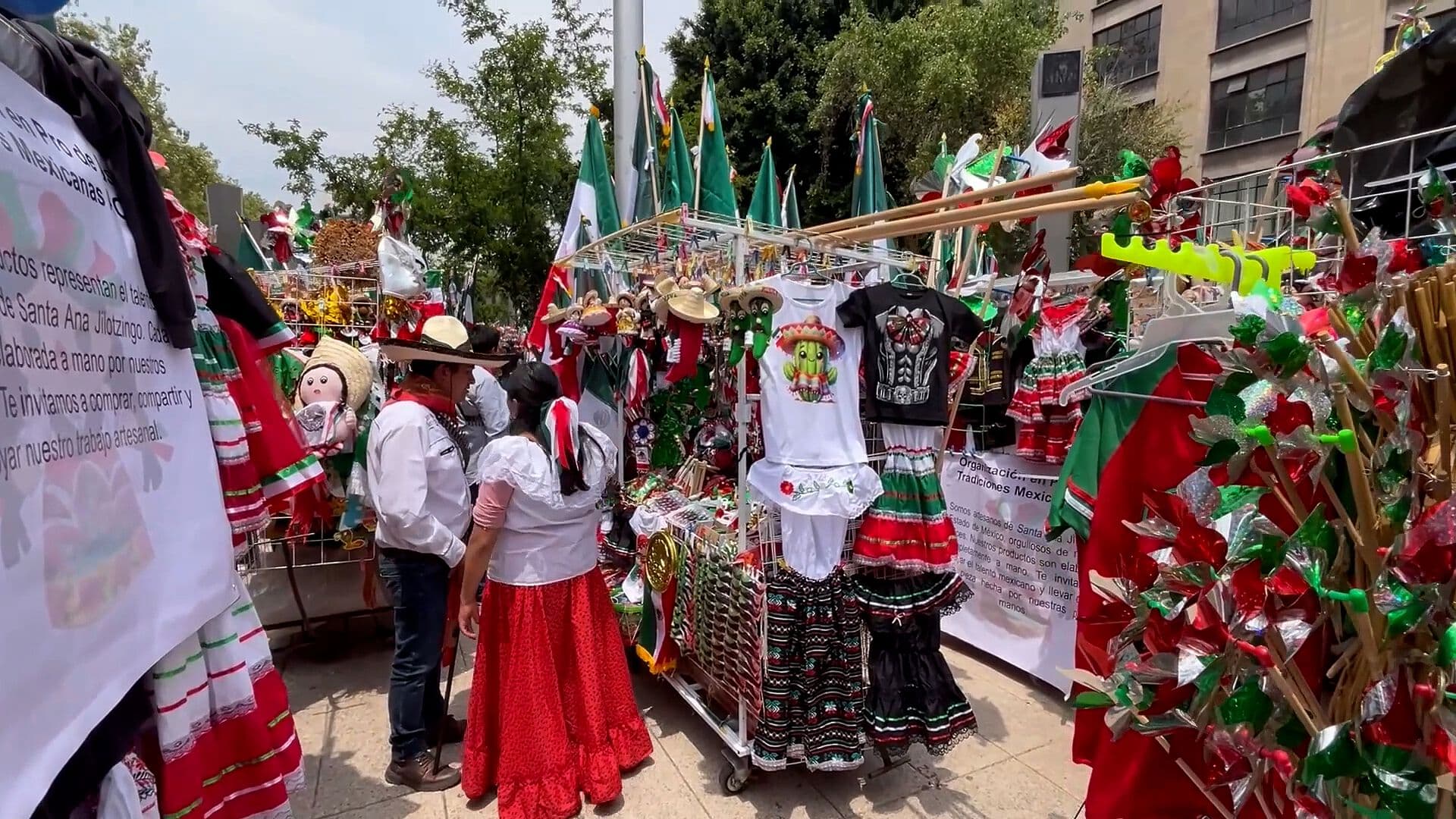 Comerciantes y Artesanos Viajan desde Toluca a la CDMX para Vender Productos Patrios