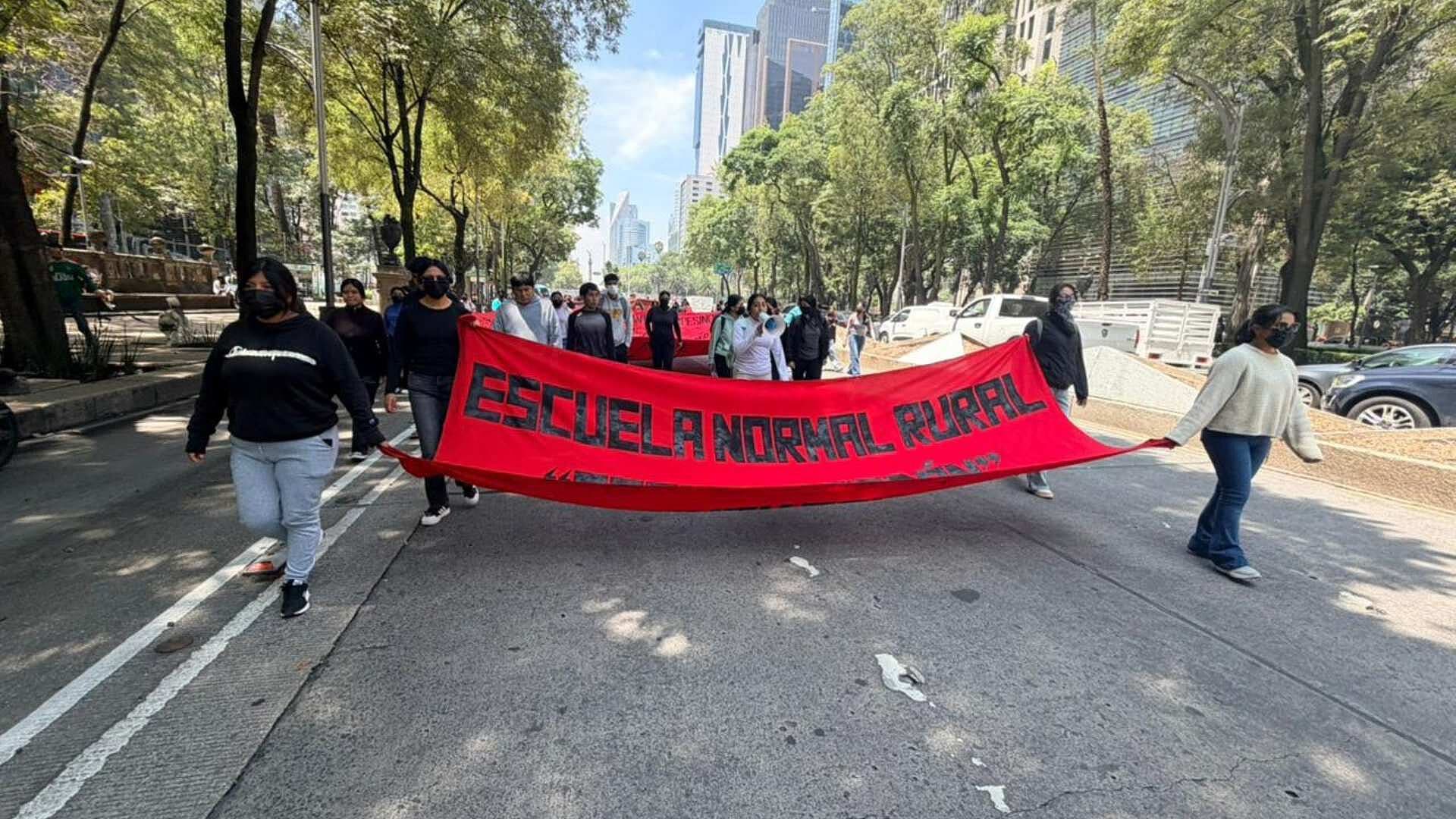 Normalistas de Puebla Marchan en Paseo de la Reforma, CDMX; Piden Leberar a un Abogado