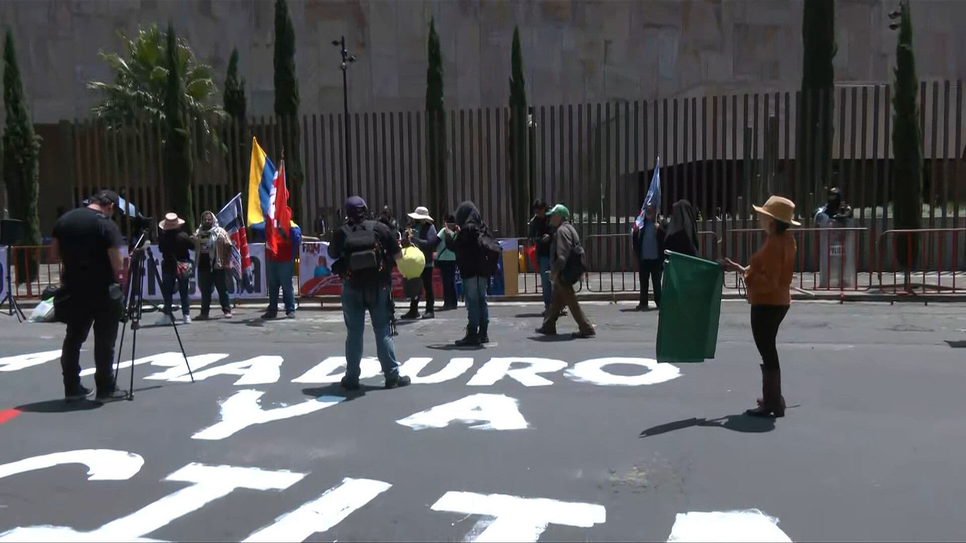 Manifestantes Realizan Bloqueo Frente a la Embajada de EUA