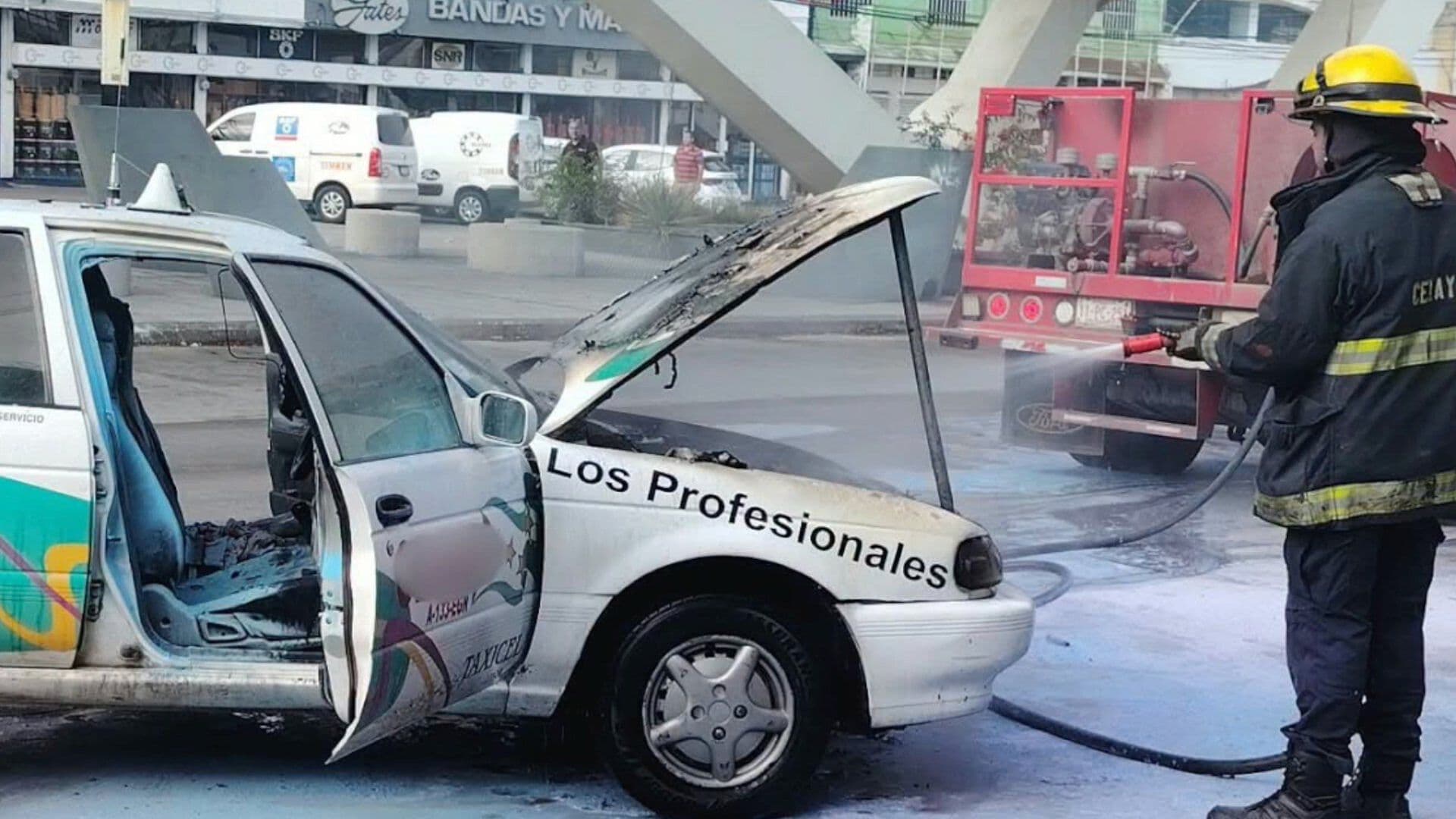 Taxi con Dos Adultos Mayores Dentro se Incendia en el Bulevar López Mateos en Celaya