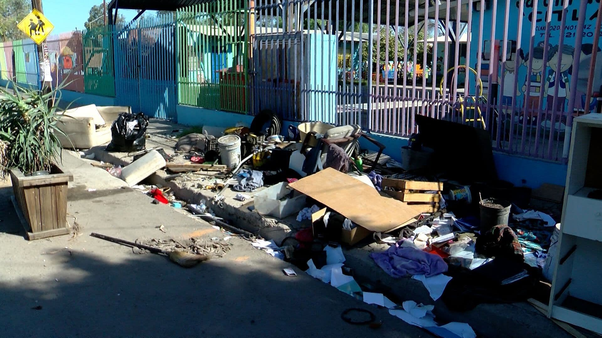 Basura De Desalojo Obstruye El Acceso A Jardín De Niños En Los Álamos en Tijuana