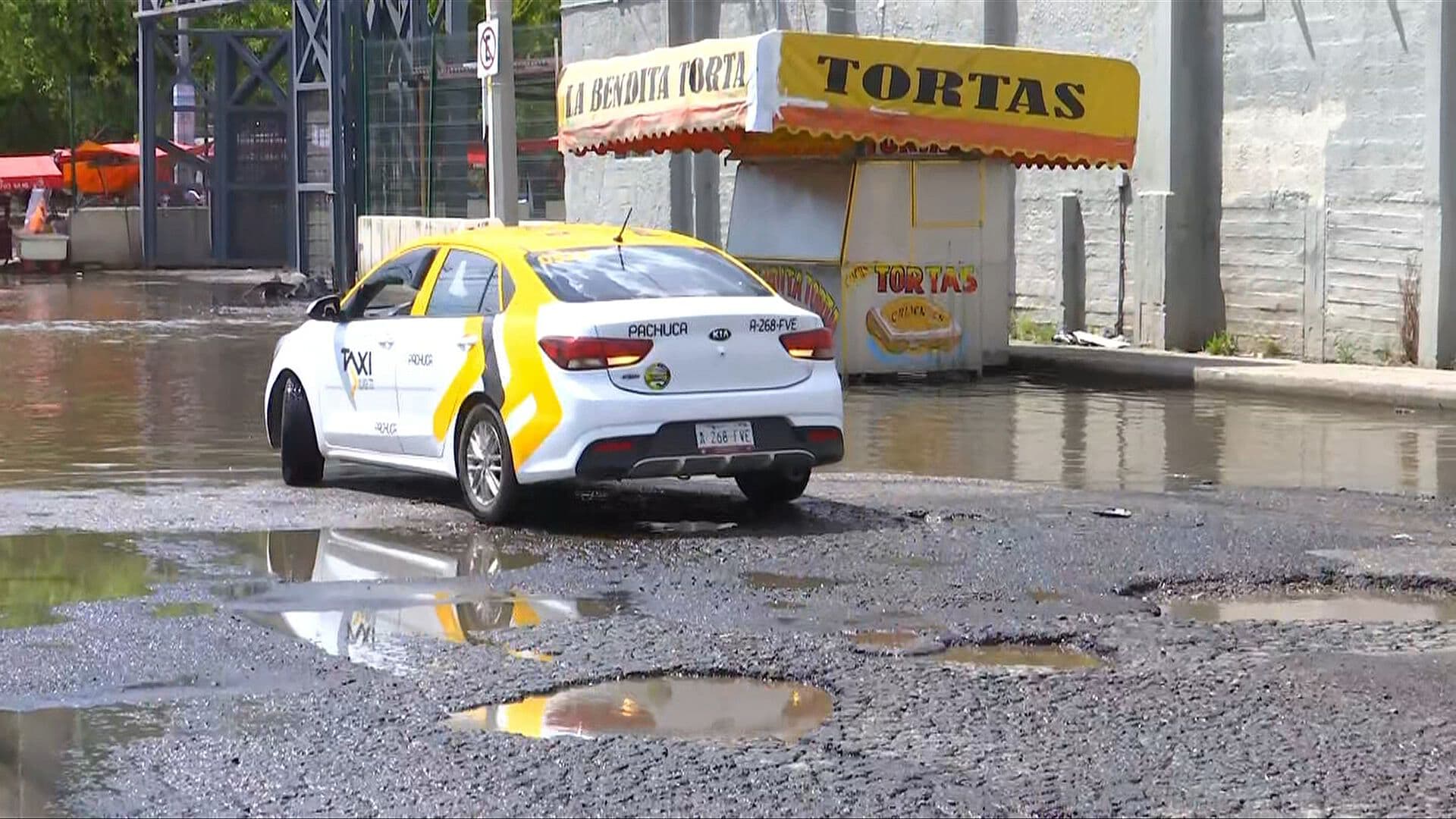 Baches e Inundaciones en Pachuca Complican Paso de Vehículos