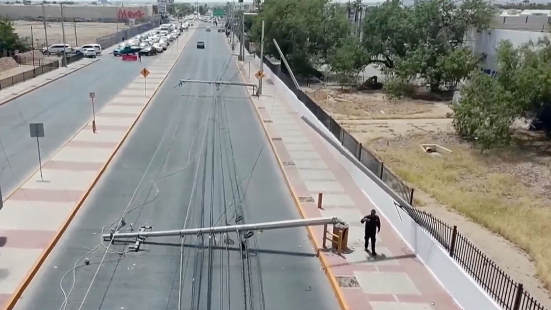 Camión Jala Cables y Provoca Caída de 10 Postes en la Av. Bermúdez de Cd. Juárez