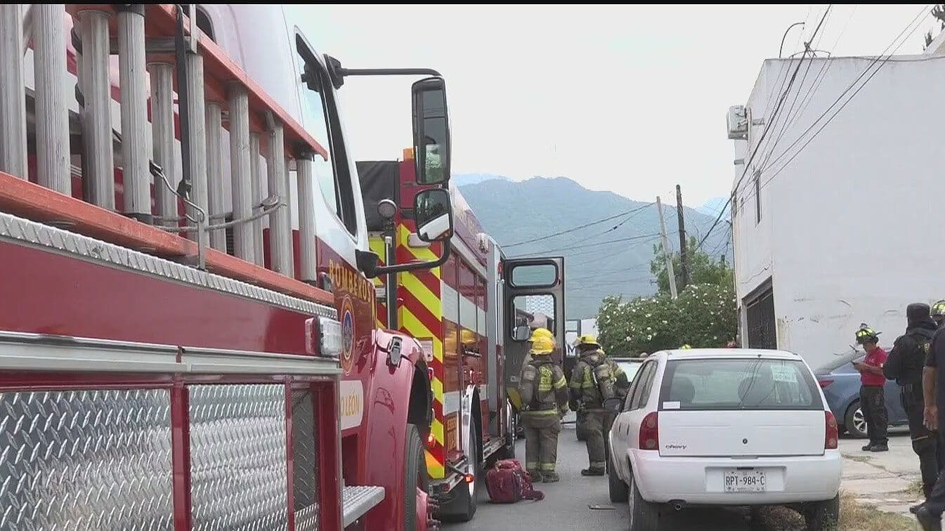 Rescatan a 2 Jóvenes Intoxicados por Incendio en Monterrey