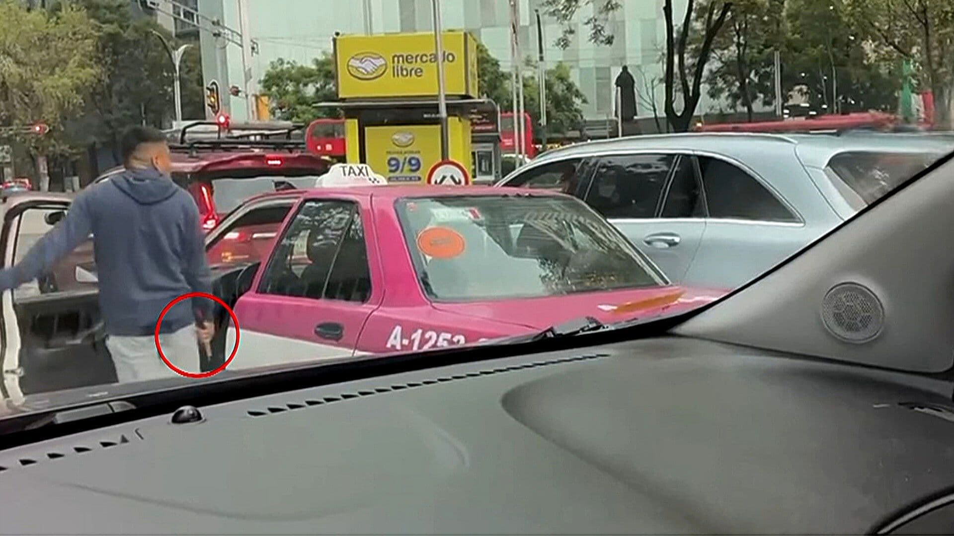 Taxista Amenaza con Desarmador a Automovilista Durante Altercado en Reforma
