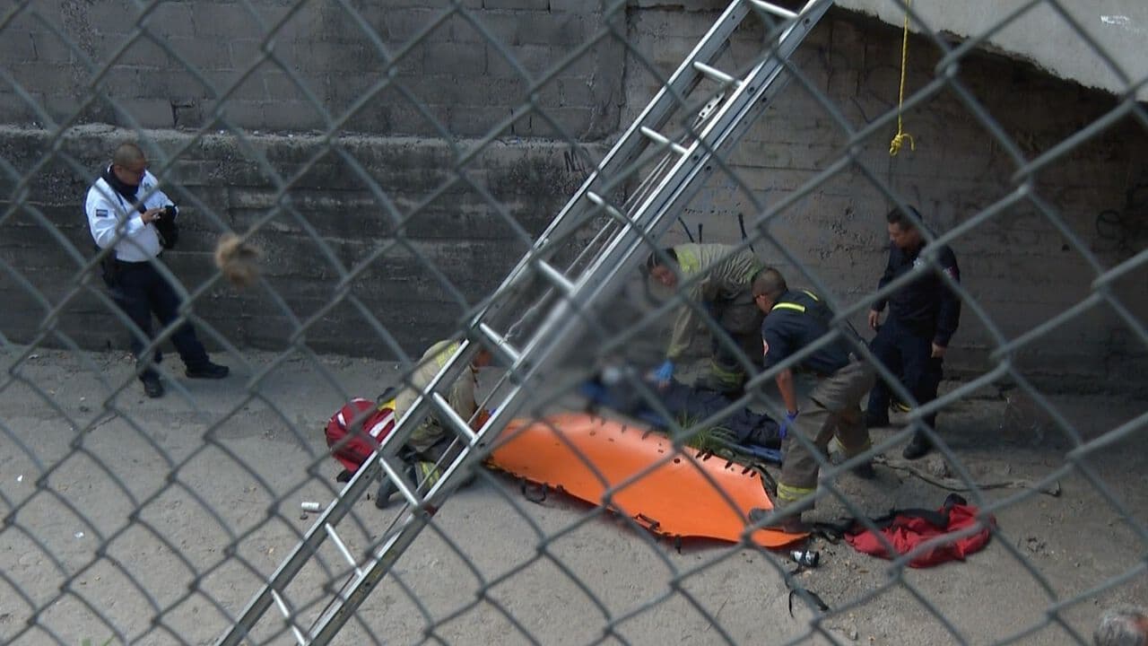Bomberos Rescatan a Adolescente Tras Caer a Canal en Hermosillo