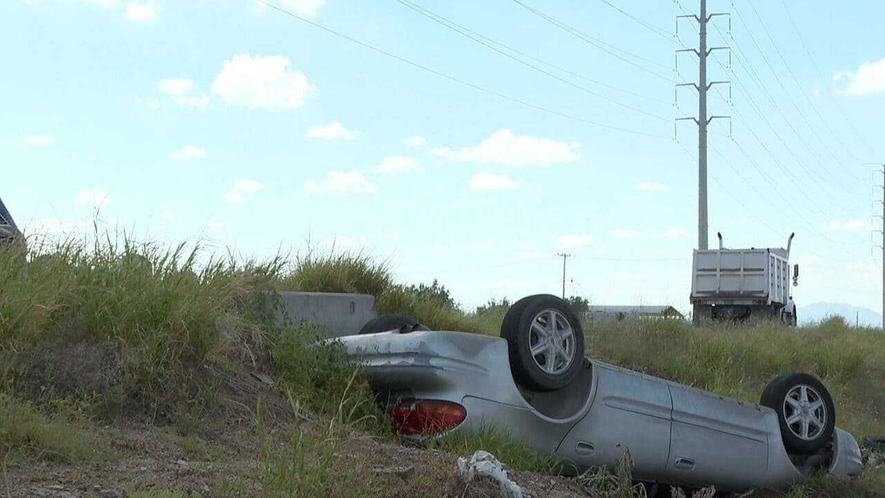 Dos Personas Resultaron Lesionadas Tras Volcar Vehículo en Canal de Hermosillo