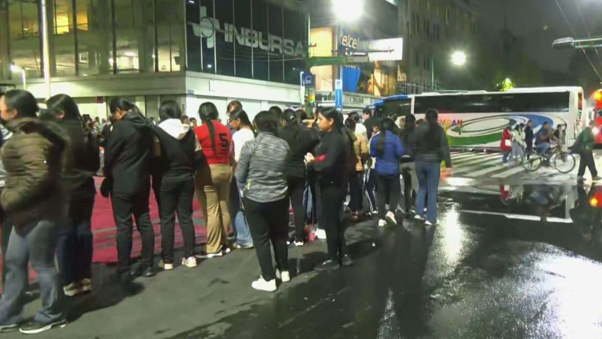 Con Todo y Lluvias, Suman 8 Horas de Bloqueo de Normalistas en Eje Central, CDMX