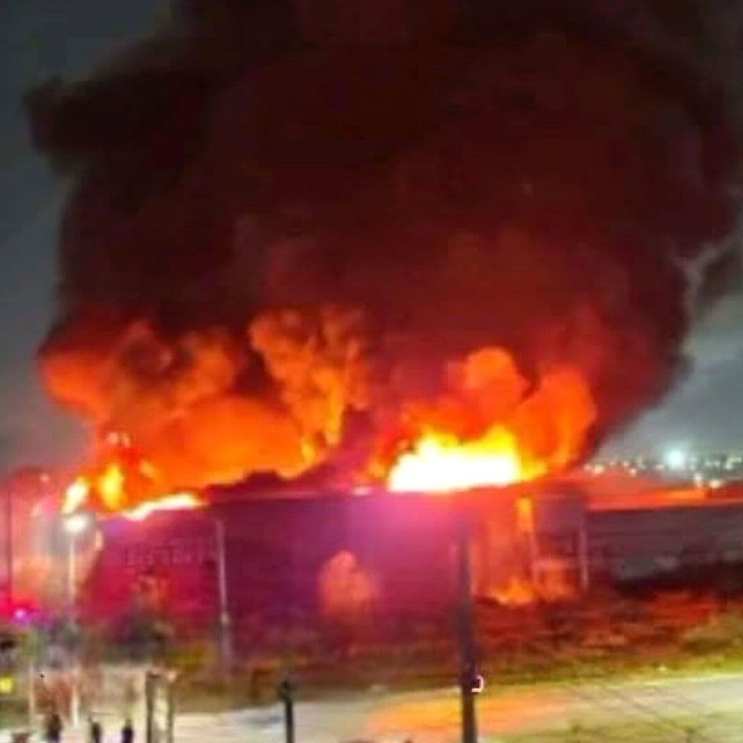 Fuerte Incendio Consume Bodega de Colchones en Apodaca, Nuevo León