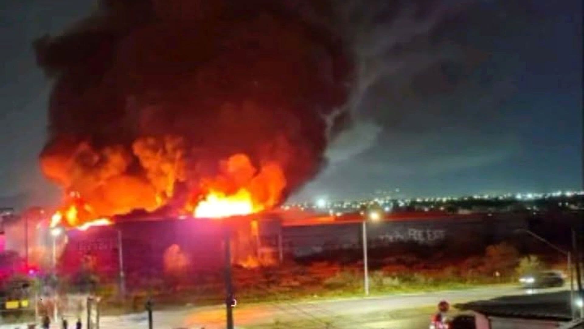 Fuerte Incendio Consume Bodega de Colchones en Apodaca, Nuevo León