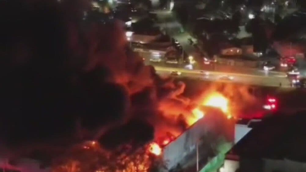 Arde Bodega de Muebles y Colchones en Apodaca