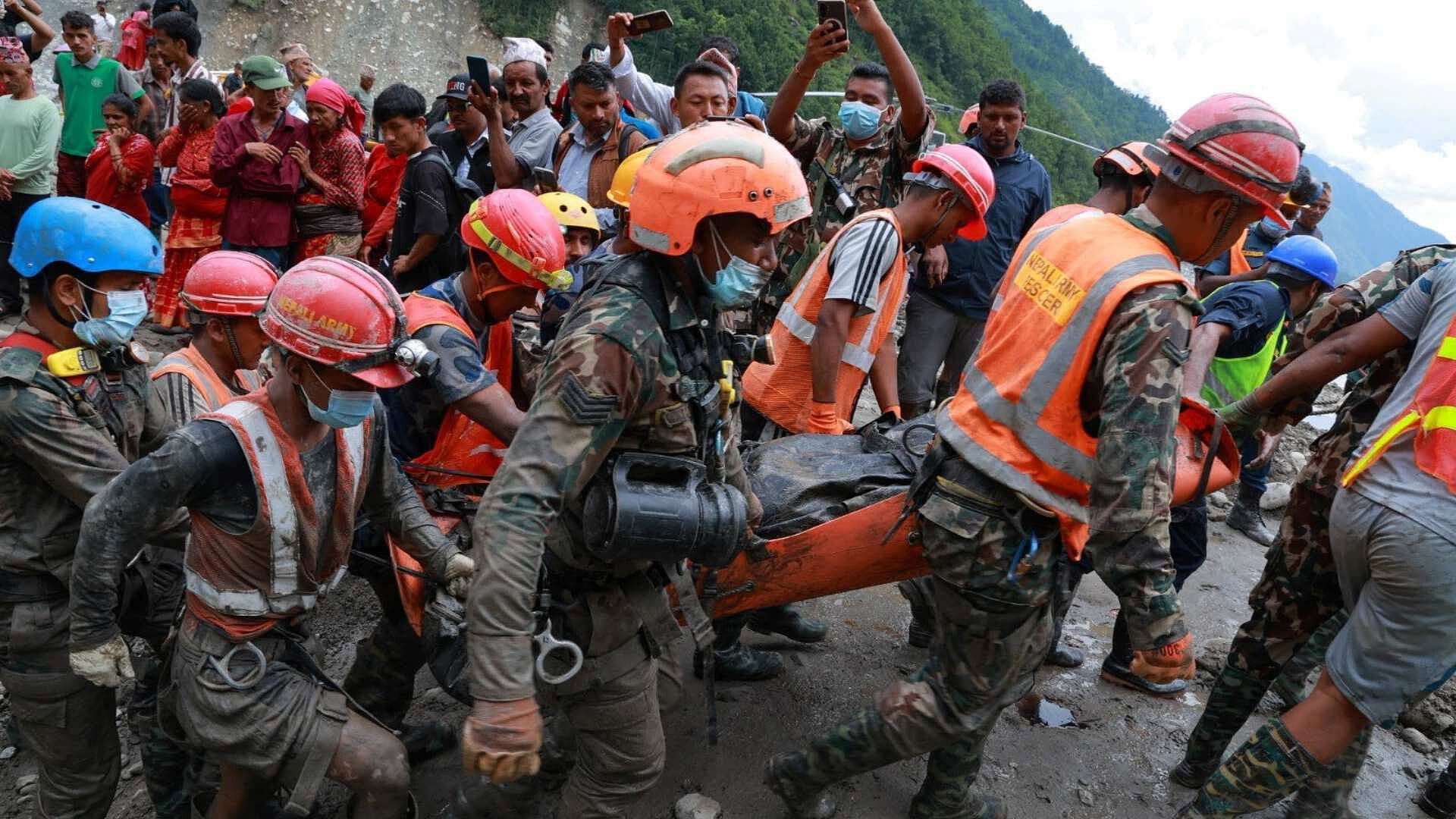 Rescatan a Dos Personas en Inundación en Nepal
