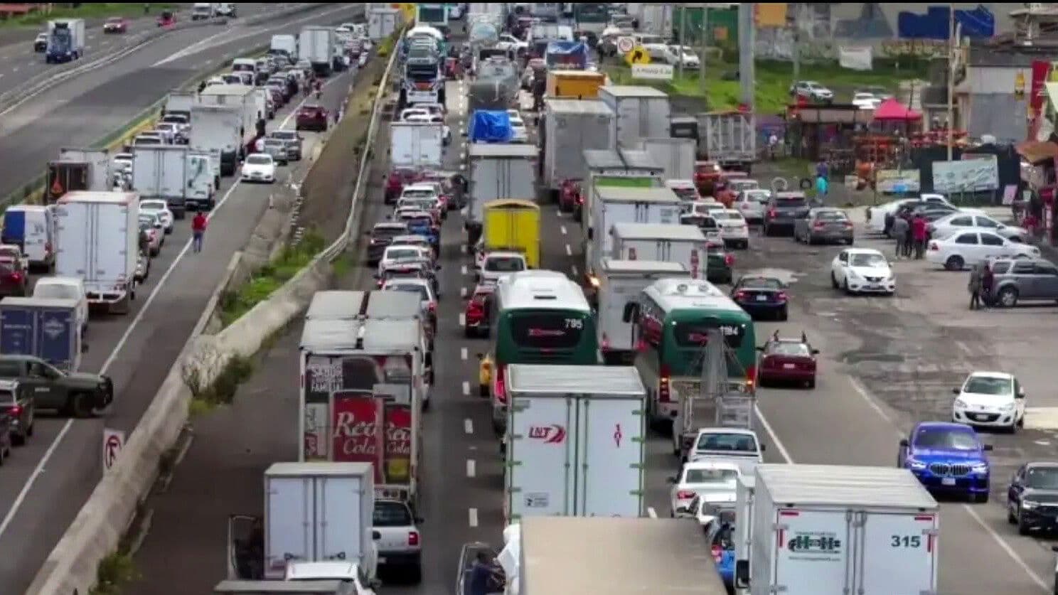 Percance Vial Provoca Filas de 2 Kilómetros en la Toluca-Naucalpan