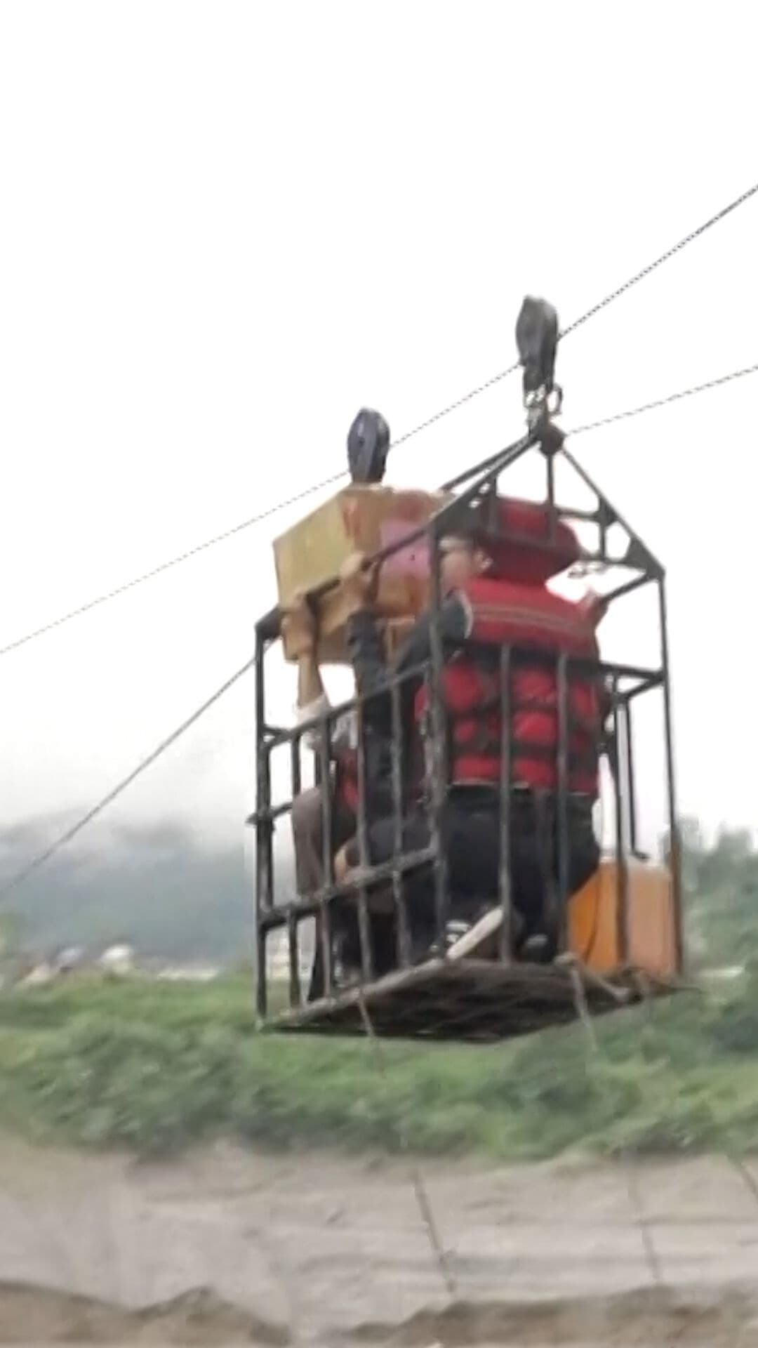 Nepalíes Regresan a Casa Después de la Inundación