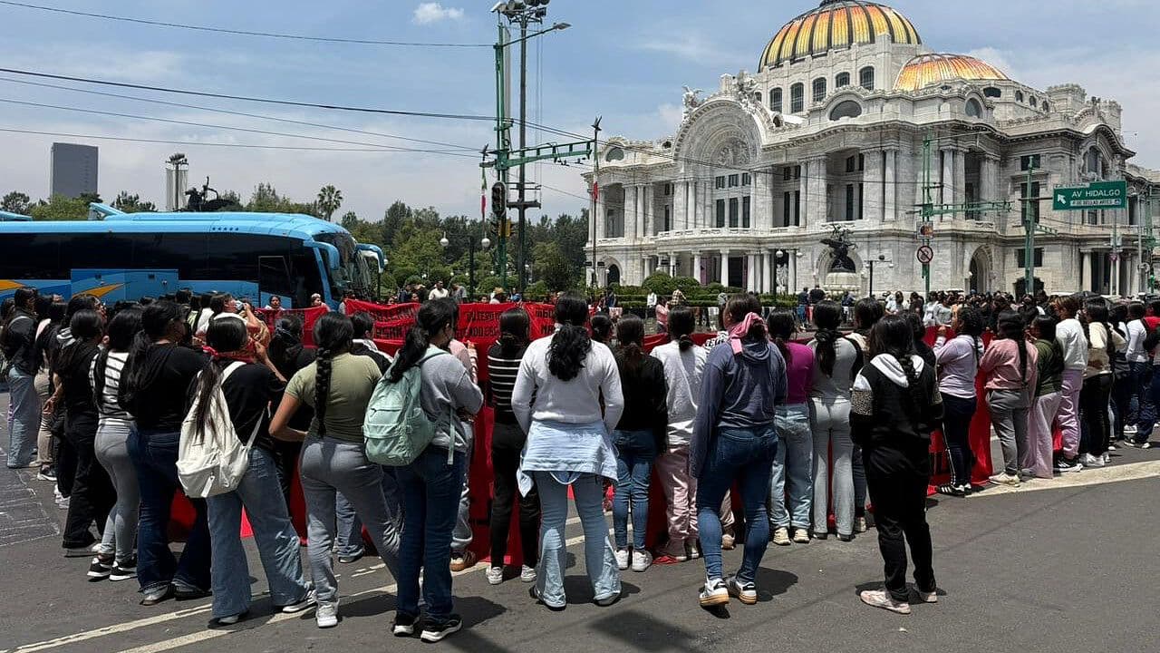 Normalistas de Puebla Cumplen 24 Horas de Bloqueo en Eje Central y Av.Juárez en CDMX
