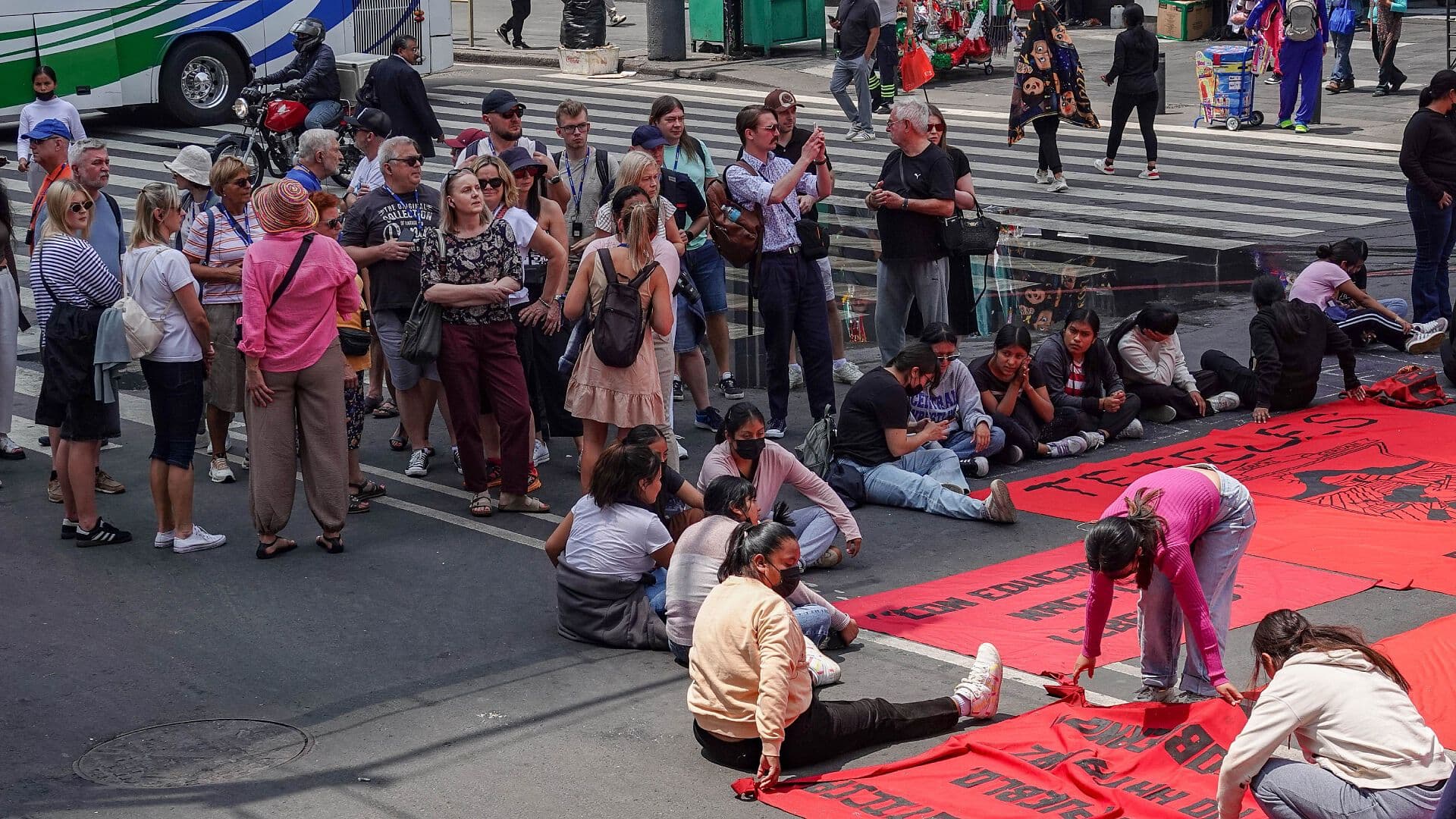 Suman 27 Horas del Bloqueo de Normalistas en Eje Central, CDMX