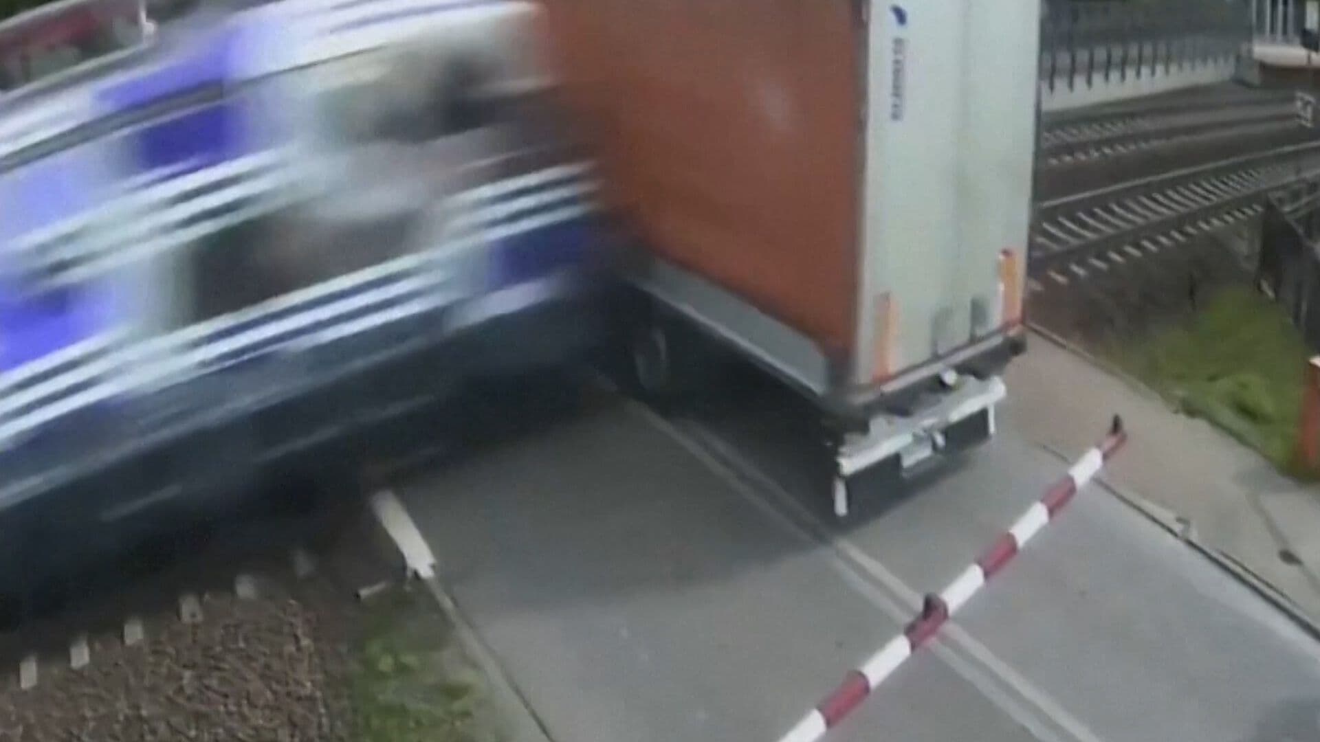 Tráiler Intenta Ganarle el Paso a Tren, pero Sale Mal