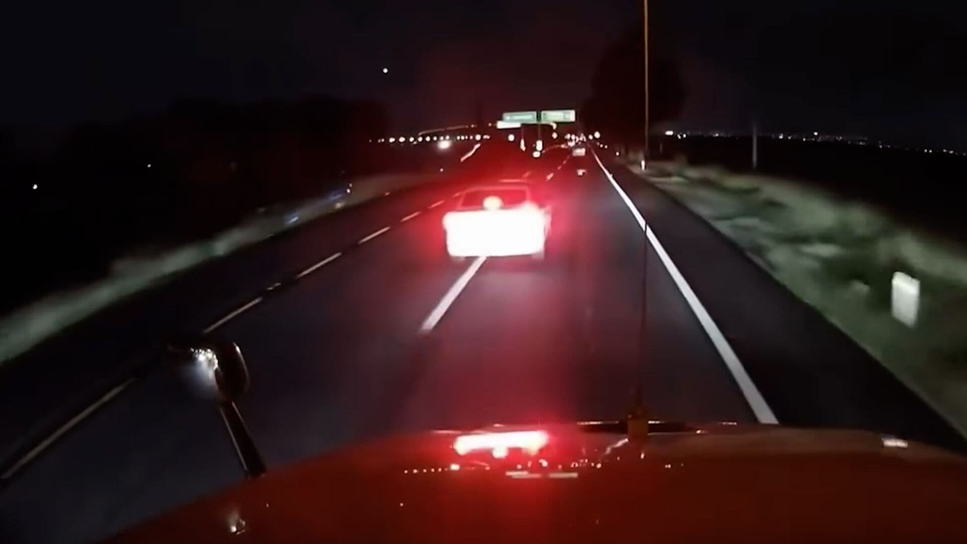Trailero Evade a Auto que Intentó Detenerlo