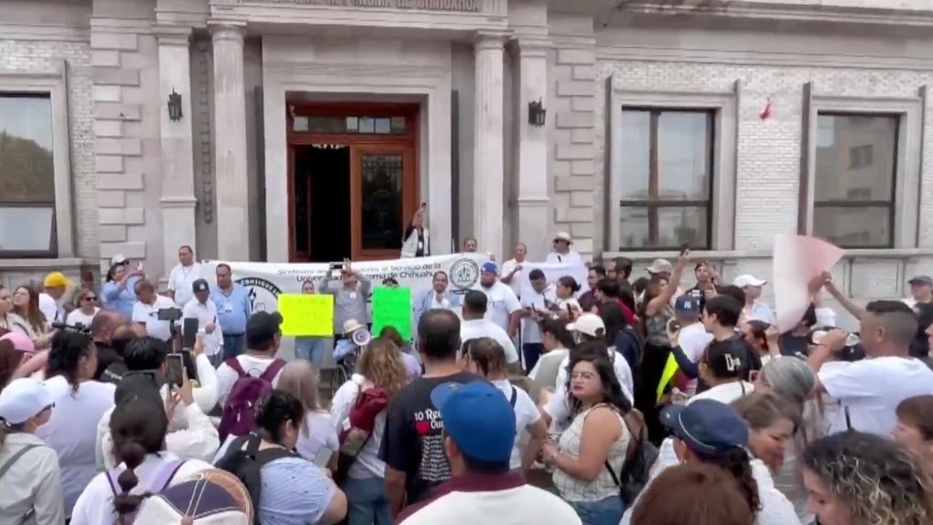 Marchan Empleados de la UACH Hasta Rectoría en la Ciudad de Chihuahua