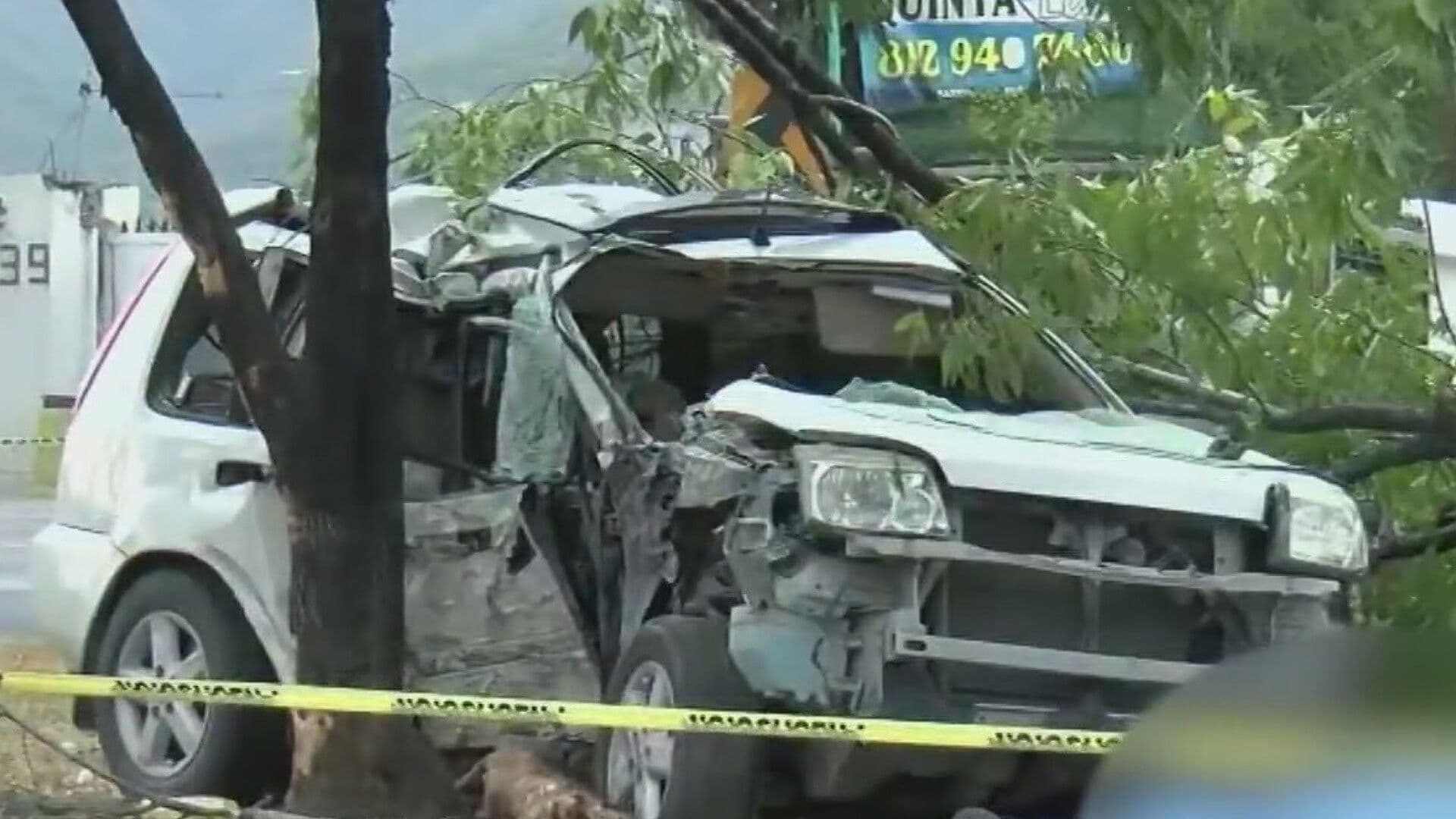 Muere Mujer al Chocar con Árbol en Camellón Central en Carretera Nacional