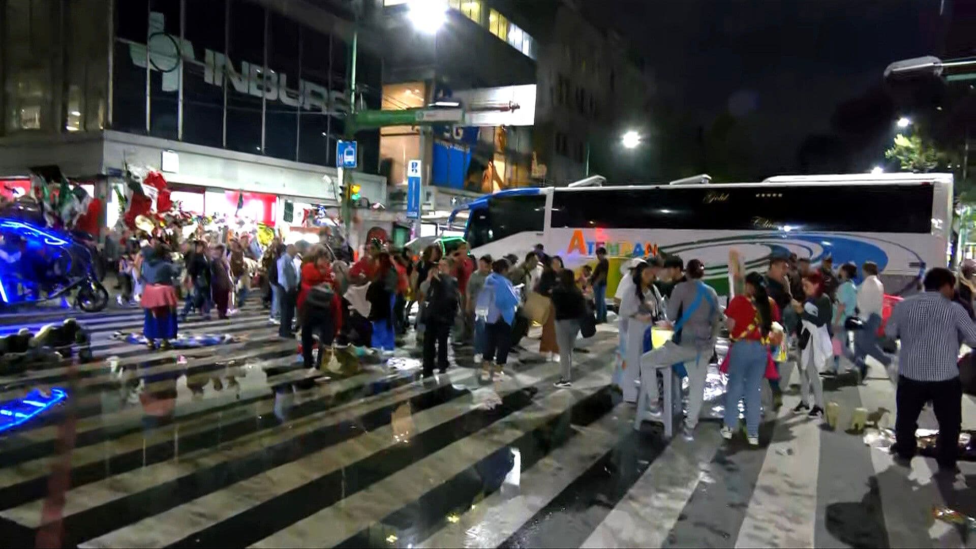 Comerciantes Aprovechan Bloqueo para Colocar sus Puestos en Eje Central, CDMX