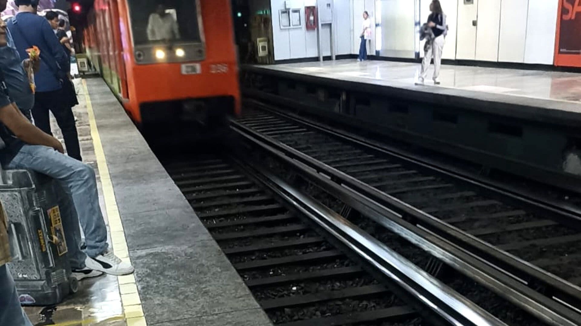 Fallece Mujer en Metro Chapultepec tras Desvanecerse en el Andén y Caer a las Vías