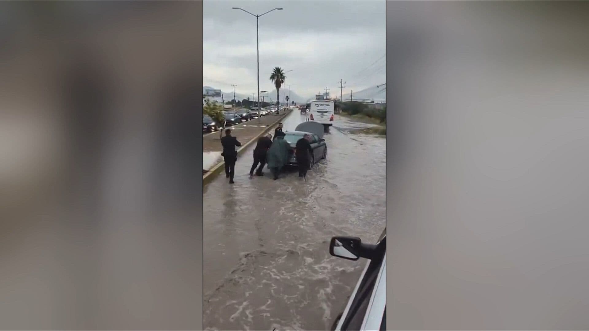 Video: Automovilistas Quedan Varados por Lluvias en Saltillo, Coahuila