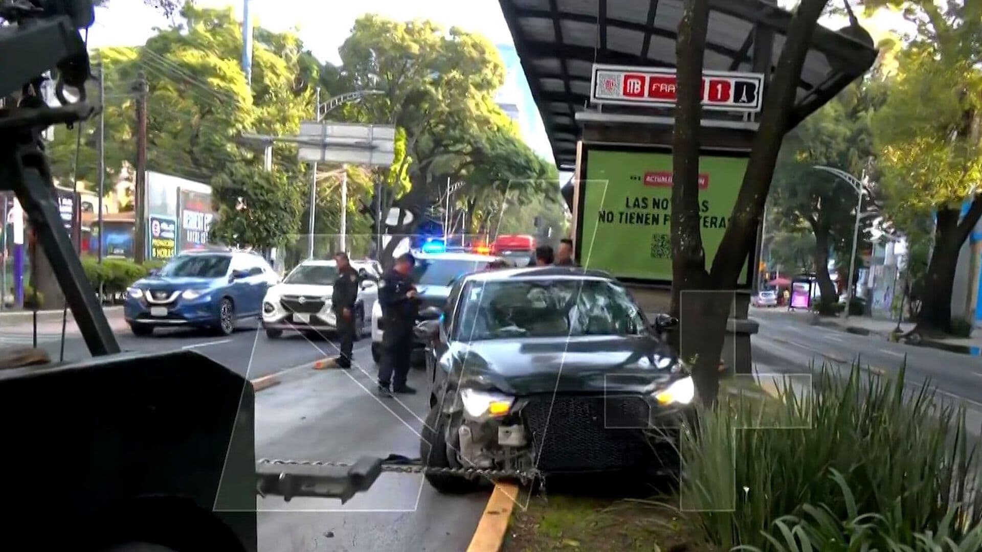 Vehículo Termina contra Camellón tras ser Impactado por Otro Auto en Insurgentes, CDMX