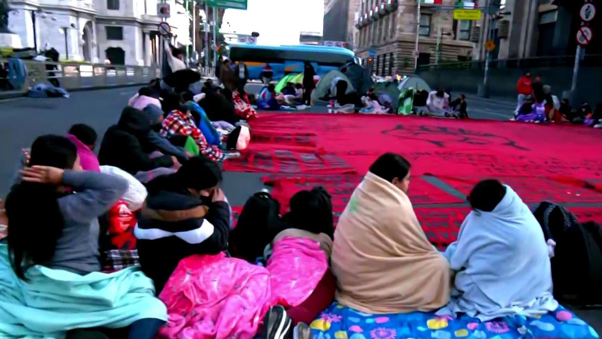 Estudiantes de Puebla Mantienen Bloqueo por Más de 40 Horas en Avenida Juárez, CDMX