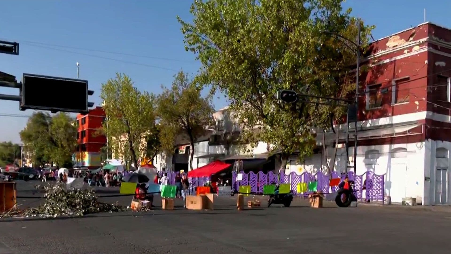 Familias Desalojadas Bloquean Eje 1 Oriente y Exigen Recuperar sus Viviendas en CDMX