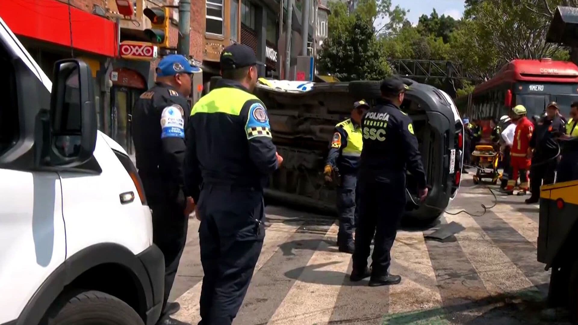 Ambulancia Vuelca tras ser Impactada por Camioneta en Insurgentes; Hay Tres Lesionados