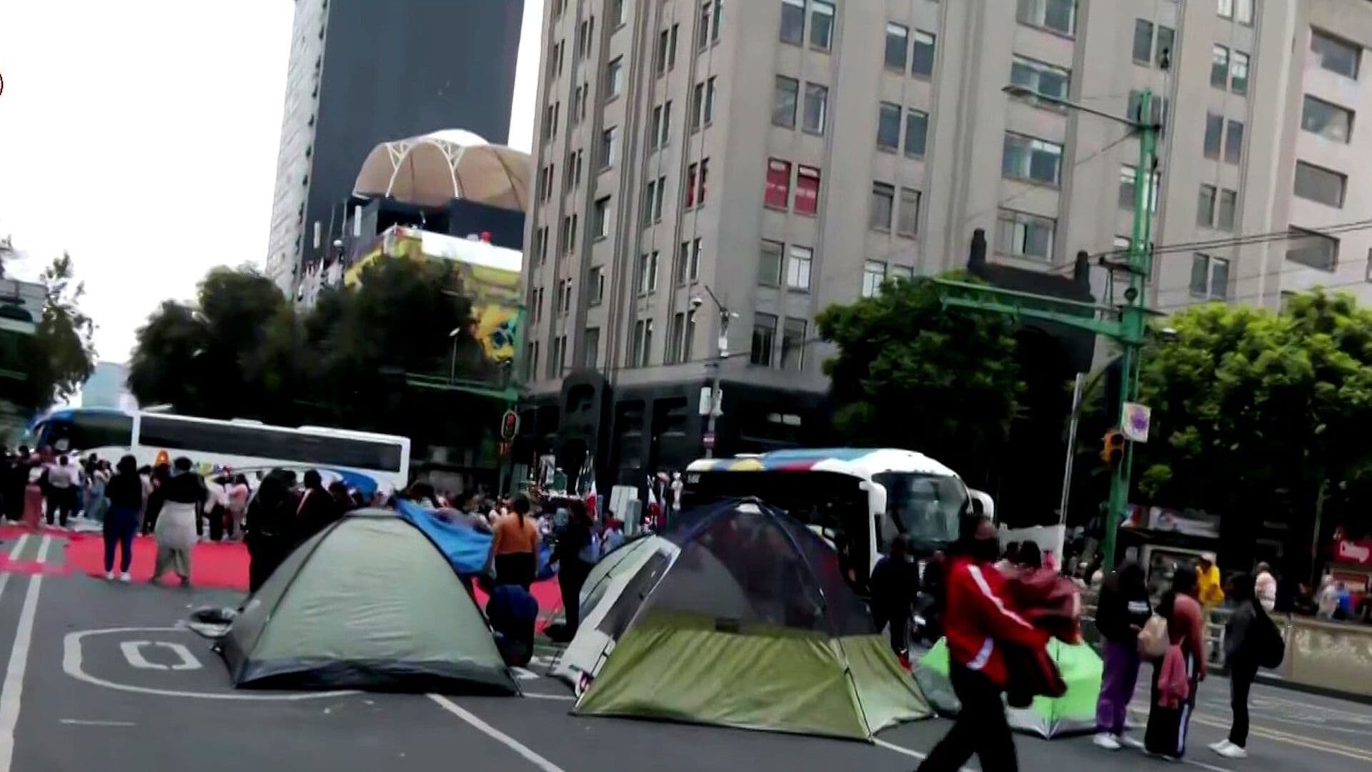 Normalistas Podrían Retirar Bloqueo en Eje Central tras Más de 46 Horas en CDMX