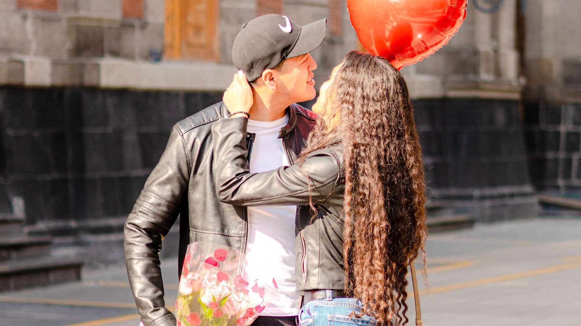 Love Bombing: Cómo Identificar la Manipulación Emocional Detrás del Exceso de Afecto