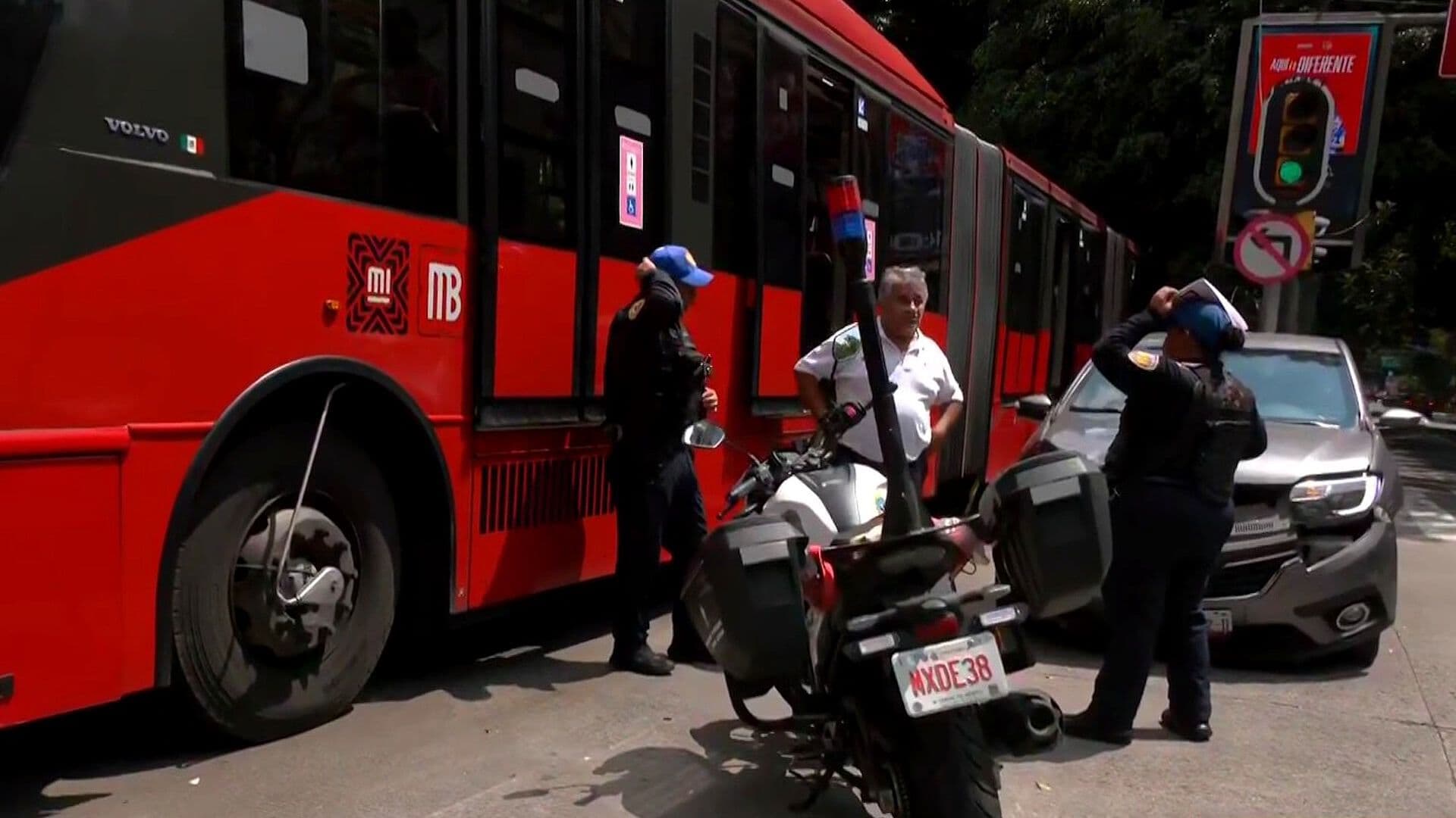Choque entre Auto y Metrobús Deja 13 Mujeres Lesionadas en Insurgentes Sur, CDMX
