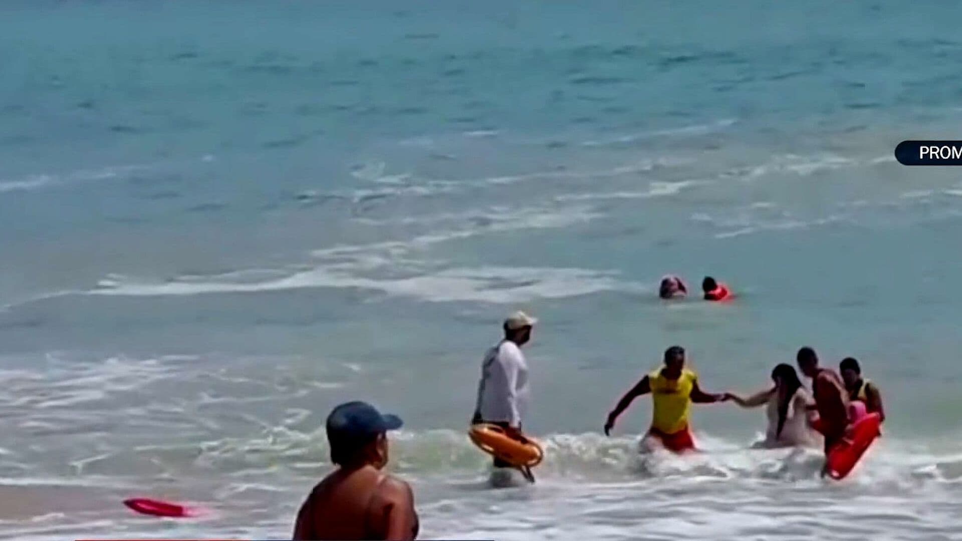 Guardavidas Rescatan a Joven Arrastrada por Mar de Fondo en Acapulco, Guerrero