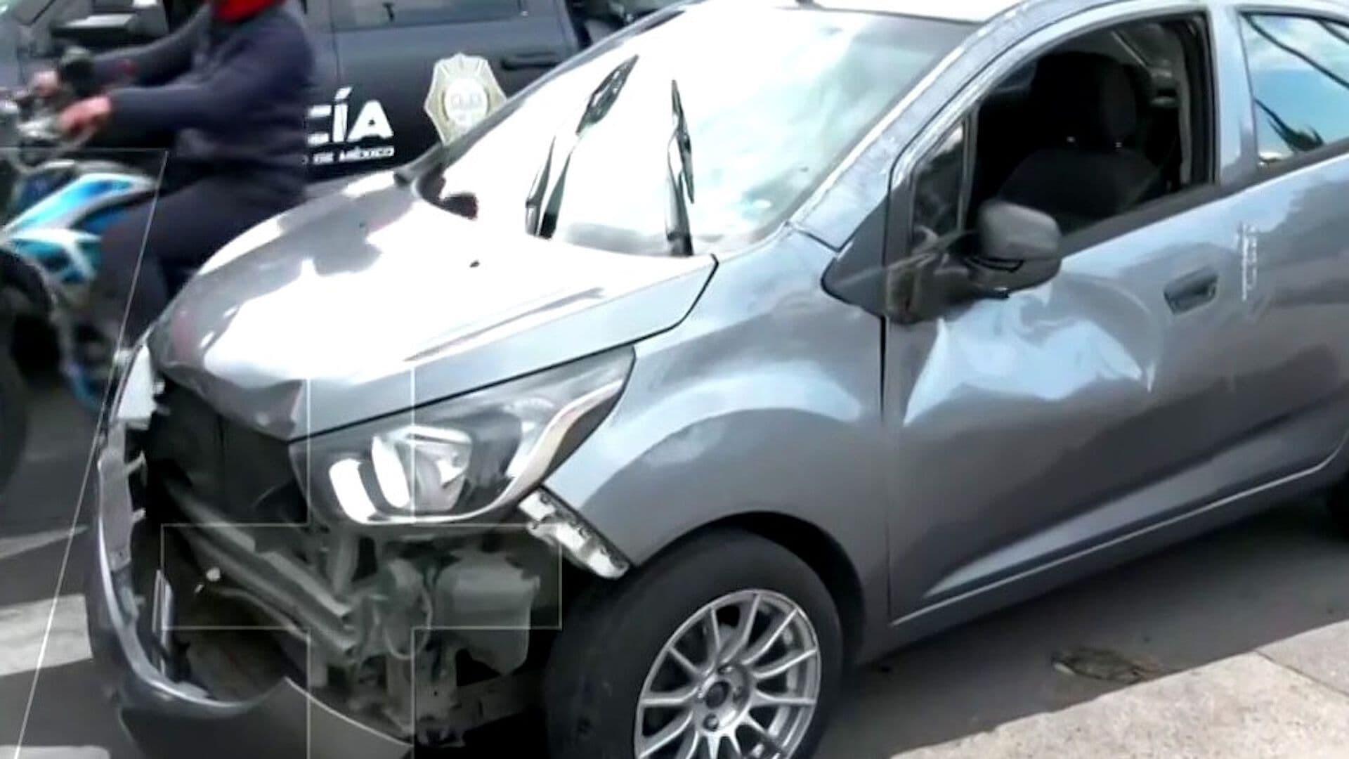 Choque de Tres Vehículos Deja un Auto Volcado en Paseo de la Reforma, CDMX