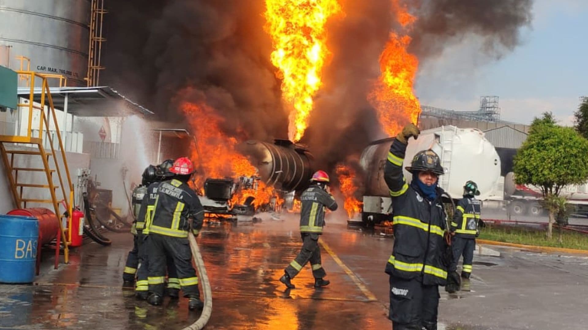 Evacúan Zona Industrial por Riesgo de Explosión tras Incendio de Pipas en Tlalnepantla
