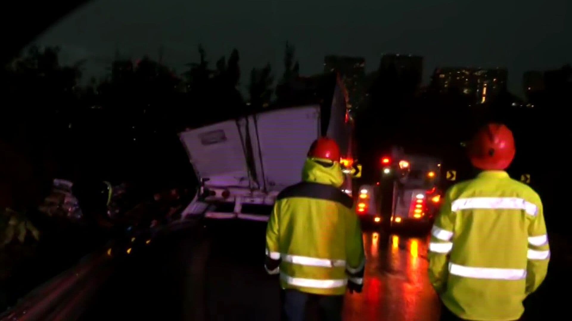 Tráiler Cargado con Cervezas Vuelca en Curva de la Autopista Chamapa–Lechería