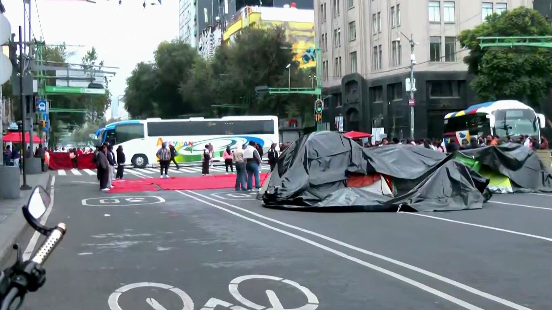 Normalistas Retoman Bloqueo en Eje Central tras No Llegar a un Acuerdo en CDMX